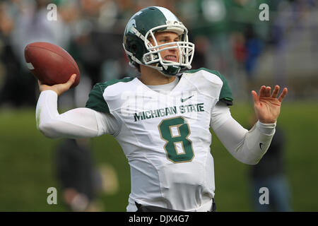 Le 23 octobre 2010 - Evanston, Illinois, États-Unis d'Amérique - Michigan State quarterback Kirk Cousins (8) lance champ pendant la NCAA football match entre les Michigan State Spartans et le nord-ouest à des Wildcats Ryan Field à Evanston, IL. Michigan State a battu le nord-ouest de 35 - 27. (Crédit Image : © Geoffrey Siehr/ZUMApress.com) Southcreek/mondial Banque D'Images