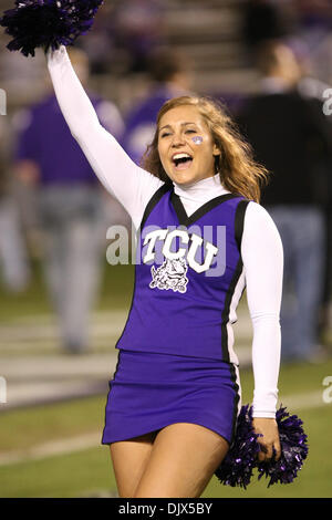 Le 23 octobre 2010 - Fort Worth, Texas, États-Unis d'Amérique - UN TCU Horned Frogs cheerleader hourras pour son équipe pendant le jeu entre le TCU Horned Frogs et les faucons de l'Armée de l'air au stade Amon G. Carter à Fort Worth, Texas. Battre les TCU Air Force 38-7. (Crédit Image : © Matt Pearce/ZUMApress.com) Southcreek/mondial Banque D'Images