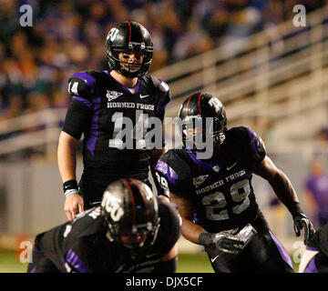 Le 23 octobre 2010 - Fort Worth, Texas, États-Unis d'Amérique - TCU Horned Frogs quarterback Andy Dalton # 14 regarde au-dessus de la défense comme TCU Horned Frogs tournant Retour Matthew Tucker # 29 va en mouvement pendant le jeu entre le TCU Horned Frogs et les faucons de l'Armée de l'air au stade Amon G. Carter à Fort Worth, Texas. Battre les TCU Air Force 38-7. (Crédit Image : © Matt Pearce/Southc Banque D'Images