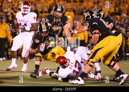 Le 23 octobre 2010 - Columbia, Missouri, United States of America - Missouri Tigers tight end Michael Egnew (82) est présenté par Oklahoma Sooners linebacker Austin Fort (12) lors d'un match entre le Missouri Tigers et le Oklahoma Sooners sur Faurot Field au Memorial Stadium sur le campus de l'Université du Missouri à Columbia (Missouri). Les Tigres défait les Sooners 36-27. (Cred Banque D'Images