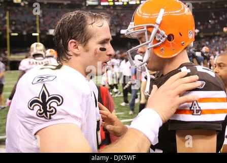 Oct 24, 2010 - La Nouvelle Orléans, Louisiane, États-Unis - New Orleans Saints super saladier large quarterback Drew Brees et Cleveland Brown quarterback rookie COLT MCCOY félicités champ après la saison régulière à la Louisiana Superdome. Le Browns battre les Saints des Derniers Jours 30 à 17. .(Image Crédit : © Dan Anderson/ZUMApress.com) Banque D'Images