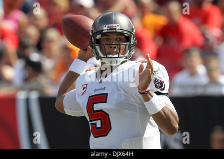 24 octobre 2010 - Tampa, Florida, United States of America - Tampa Bay Buccaneers quarterback Josh Freeman (5) tente une passe chez Raymond James Stadium de Tampa, Floride. Les Buccaneers défait les Rams 18-17. (Crédit Image : © Don Montague/ZUMApress.com) Southcreek/mondial Banque D'Images