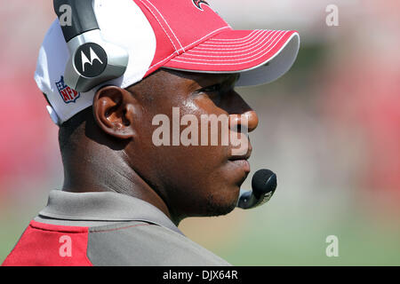 24 octobre 2010 - Tampa, Florida, United States of America - Tampa Bay Buccaneers Raheem Morris à l'entraîneur-chef Raymond James Stadium de Tampa, Floride. Les Buccaneers défait les Rams 18-17. (Crédit Image : © Don Montague/ZUMApress.com) Southcreek/mondial Banque D'Images