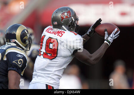 24 octobre 2010 - Tampa, Florida, United States of America - Tampa Bay Buccaneers receveur Mike Williams (19) permet une prise en face de Saint Louis Rams Bradley évoluait Fletcher (32) chez Raymond James Stadium de Tampa, Floride. Les Buccaneers défait les Rams 18-17. (Crédit Image : © Don Montague/ZUMApress.com) Southcreek/mondial Banque D'Images