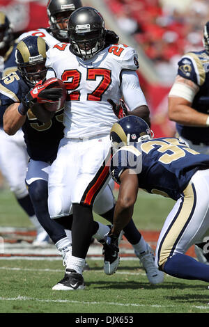 24 octobre 2010 - Tampa, Florida, United States of America - Tampa Bay Buccaneers running back LeGarrette Blount (27) permet d'éviter un plaquage de St Louis Rams Bradley évoluait Fletcher (32) chez Raymond James Stadium de Tampa, Floride. Les Buccaneers défait les Rams 18-17 (Image Crédit : © Don Montague/ZUMApress.com) Southcreek/mondial Banque D'Images