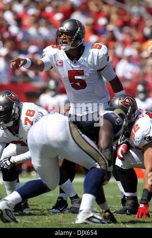 24 octobre 2010 - Tampa, Florida, United States of America - Tampa Bay Buccaneers quarterback Josh Freeman (5) points à la défense Rams chez Raymond James Stadium de Tampa, Floride. Les Buccaneers défait les Rams 18-17 (Image Crédit : © Don Montague/ZUMApress.com) Southcreek/mondial Banque D'Images