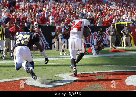 24 octobre 2010 - Tampa, Florida, United States of America - Tampa Bay Buccaneers en marche arrière Cadillac Williams (24) fait une partie sur le catch en face de Saint Louis Rams Jerome évoluait Murphy (23) chez Raymond James Stadium de Tampa, Floride. Les Buccaneers défait les Rams 18-17. (Crédit Image : © Don Montague/ZUMApress.com) Southcreek/mondial Banque D'Images