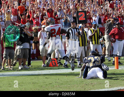 24 octobre 2010 - Tampa, Florida, United States of America - Tampa Bay Buccaneers en marche arrière Cadillac Williams (24) fait une partie sur le catch en face de Saint Louis Rams Jerome évoluait Murphy (23) chez Raymond James Stadium de Tampa, Floride. Les Buccaneers défait les Rams 18-17. (Crédit Image : © Don Montague/ZUMApress.com) Southcreek/mondial Banque D'Images