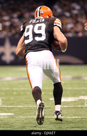 24 Oct 2010 : Cleveland Browns secondeur Scott Fujita (99) s'exécute en arrière une interception lors d'action de jeu entre les New Orleans Saints et les Cleveland Browns au Louisiana Superdome à la Nouvelle Orléans, Louisiane. Browns gagner 30-17. (Crédit Image : © Donald Page/global/ZUMApress.com) Southcreek Banque D'Images