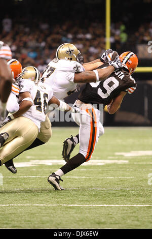 24 Oct 2010 : Cleveland Browns secondeur Scott Fujita (99) s'exécute en arrière une interception lors d'action de jeu entre les New Orleans Saints et les Cleveland Browns au Louisiana Superdome à la Nouvelle Orléans, Louisiane. Browns gagner 30-17. (Crédit Image : © Donald Page/global/ZUMApress.com) Southcreek Banque D'Images