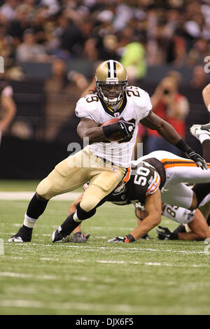 Oct 24, 2010 : New Orleans Saints d'Ivoire Chris (29) exécute la balle au cours d'action de jeu entre les New Orleans Saints et les Cleveland Browns au Louisiana Superdome à la Nouvelle Orléans, Louisiane. Browns gagner 30-17. (Crédit Image : © Donald Page/global/ZUMApress.com) Southcreek Banque D'Images