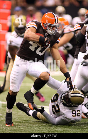 24 Oct 2010 : Cleveland Browns Peyton Hillis running back (40) lance la balle au cours d'action de jeu entre les New Orleans Saints et les Cleveland Browns au Louisiana Superdome à la Nouvelle Orléans, Louisiane. Browns gagner 30-17. (Crédit Image : © Donald Page/global/ZUMApress.com) Southcreek Banque D'Images