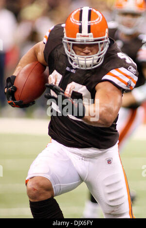 24 Oct 2010 : Cleveland Browns Peyton Hillis running back (40) lance la balle au cours d'action de jeu entre les New Orleans Saints et les Cleveland Browns au Louisiana Superdome à la Nouvelle Orléans, Louisiane. Browns gagner 30-17. (Crédit Image : © Donald Page/global/ZUMApress.com) Southcreek Banque D'Images