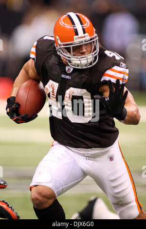 24 Oct 2010 : Cleveland Browns Peyton Hillis running back (40) lance la balle au cours d'action de jeu entre les New Orleans Saints et les Cleveland Browns au Louisiana Superdome à la Nouvelle Orléans, Louisiane. Browns gagner 30-17. (Crédit Image : © Donald Page/global/ZUMApress.com) Southcreek Banque D'Images