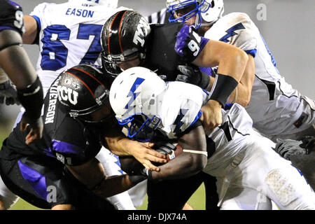 24 octobre 2010 - Stade Amon G. Carter, Texas, États-Unis d'Amérique - 23 octobre 2010 : TCU Horned Frogs attaquer défensive D.J. Yendrey (94) et TCU Horned Frogs défensive fin Matt Anderson (91) s'attaque à l'infraction de l'Armée de l'air dvd pendant le jeu entre l'Air Force Academy des faucons et la Texas Christian University Horned Frogs au stade Amon G. Carter à Fort Worth, Texas. TCU Banque D'Images