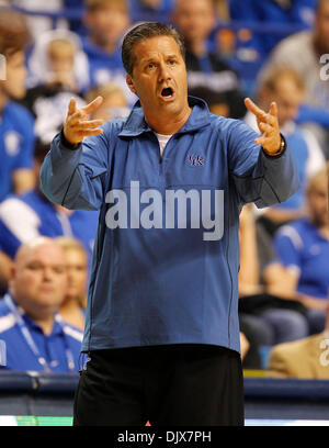 26 octobre 2010 - Lexington, Kentucky, USA - California coach John Calipari lors du Blue-White game le mardi 26 octobre 2010 à Lexington, KY. Photo par Mark Cornelison | Personnel. (Crédit Image : © Lexington Herald-Leader/ZUMApress.com) Banque D'Images