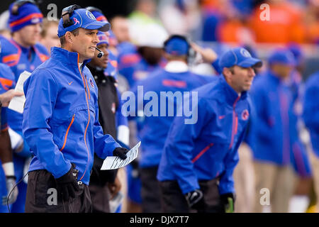 26 octobre 2010 - Boise, Idaho, United States of America - Boise State entraîneur en chef Chris Petersen (L) et entraîneur de la ligne offensive Chris Strausser (R) regarder de loin au cours de premier semestre comme action # 2 Boise State défait Louisiana Tech 49-20 dans Bronco Stadium. (Crédit Image : © Stanley Brewster/global/ZUMApress.com) Southcreek Banque D'Images