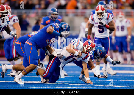 26 octobre 2010 - Boise, Idaho, États-Unis d'Amérique - La technologie quarterback Ross Jenkins (11) est saccagée par un essaimage Boise State en première moitié de la défense comme action # 2 Boise State défait Louisiana Tech 49-20 dans Bronco Stadium. (Crédit Image : © Stanley Brewster/global/ZUMApress.com) Southcreek Banque D'Images