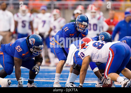 26 octobre 2010 - Boise, Idaho, United States of America - Boise State quarterback Kellen Moore (11) sous le centre au cours de premier semestre comme action # 2 Boise State défait Louisiana Tech 49-20 dans Bronco Stadium. (Crédit Image : © Stanley Brewster/global/ZUMApress.com) Southcreek Banque D'Images