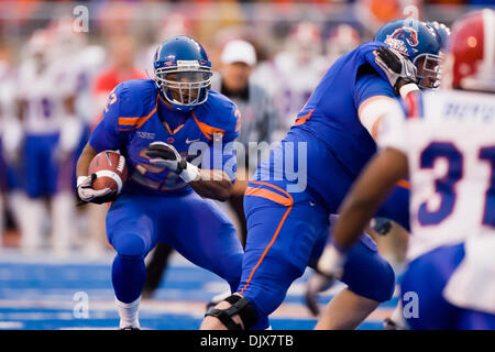 26 octobre 2010 - Boise, Idaho, United States of America - Boise State d'utiliser de nouveau Doug Martin (22) de s'attaquer au cours de premier semestre comme action # 2 Boise State défait Louisiana Tech 49-20 dans Bronco Stadium. (Crédit Image : © Stanley Brewster/global/ZUMApress.com) Southcreek Banque D'Images