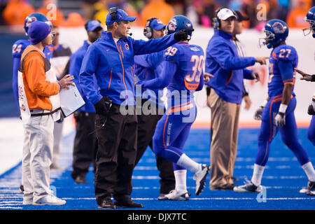 26 octobre 2010 - Boise, Idaho, United States of America - Boise State entraîneur Chris Petersen pointe vers le domaine de la ligne latérale au cours de premier semestre comme action # 2 Boise State défait Louisiana Tech 49-20 dans Bronco Stadium. (Crédit Image : © Stanley Brewster/global/ZUMApress.com) Southcreek Banque D'Images