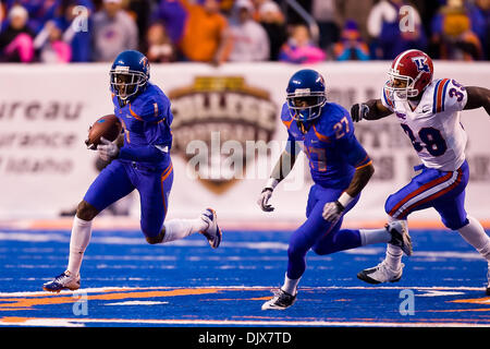 26 octobre 2010 - Boise, Idaho, United States of America - Boise State's Jeremy Avery (27) ouvre la voie pour l'homme retour Titus Young (1) au cours de premier semestre comme action # 2 Boise State défait Louisiana Tech 49-20 dans Bronco Stadium. (Crédit Image : © Stanley Brewster/global/ZUMApress.com) Southcreek Banque D'Images