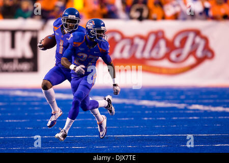 26 octobre 2010 - Boise, Idaho, United States of America - Boise State's Jeremy Avery (27) ouvre la voie pour l'homme retour Titus Young (1) au cours de premier semestre comme action # 2 Boise State défait Louisiana Tech 49-20 dans Bronco Stadium. (Crédit Image : © Stanley Brewster/global/ZUMApress.com) Southcreek Banque D'Images