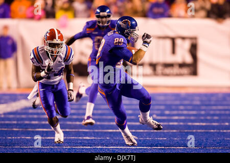 26 octobre 2010 - Boise, Idaho, United States of America - Boise State wide receiver Tyler Shoemaker attrape la balle et tourne vers le haut pour un touché pendant la seconde moitié comme action # 2 Boise State défait Louisiana Tech 49-20 dans Bronco Stadium. (Crédit Image : © Stanley Brewster/global/ZUMApress.com) Southcreek Banque D'Images