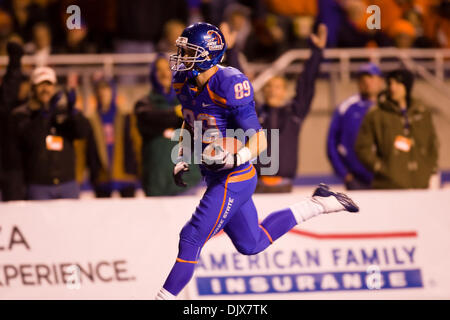 26 octobre 2010 - Boise, Idaho, United States of America - Boise State wide receiver Tyler Shoemaker attrape la balle et tourne vers le haut pour un touché pendant la seconde moitié comme action # 2 Boise State défait Louisiana Tech 49-20 dans Bronco Stadium. (Crédit Image : © Stanley Brewster/global/ZUMApress.com) Southcreek Banque D'Images