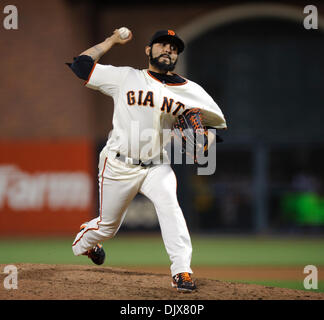 27 octobre 2010 - San Francisco, CA, USA - Sergio Romo emplacements dans un jeu de la Série mondiale entre les Giants de San Francisco et les Texas Rangers à AT&T Park le 27 octobre 2010 à San Francisco, Californie (crédit Image : © Sacramento Bee/ZUMApress.com) Banque D'Images