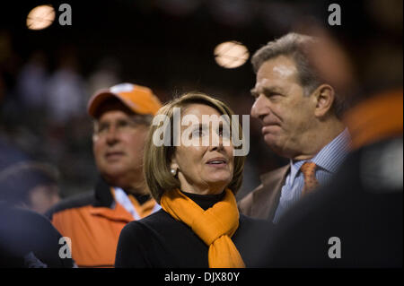 27 octobre 2010 - San Francisco, CA, USA - Président de la Chambre Nancy Pelosi bénéficie d'un jeu de la Série mondiale entre les Giants de San Francisco et les Texas Rangers à AT&T Park le 27 octobre 2010 à San Francisco, Californie (crédit Image : © Sacramento Bee/ZUMApress.com) Banque D'Images