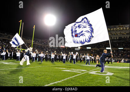 29 octobre 2010 - East Hartford, Connecticut, États-Unis d'Amérique - l'UConn Cheerleaders mener l'équipe de football sur le terrain. À la moitié de la Virginie de l'Ouest conduit UConn 10-3 à Rentschler Field. (Crédit Image : © Geoff Bolte/ZUMApress.com) Southcreek/mondial Banque D'Images