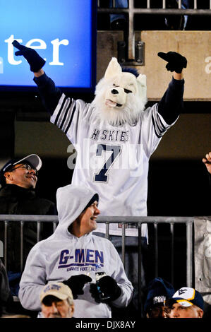 29 octobre 2010 - East Hartford, Connecticut, États-Unis d'Amérique - Un ventilateur déguisés pour l'halloween pendant le jeu. UConn défait la Virginie de l'Ouest 16 - 13 en heures supplémentaires à Rentschler Field. (Crédit Image : © Geoff Bolte/ZUMApress.com) Southcreek/mondial Banque D'Images