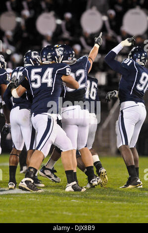 29 octobre 2010 - East Hartford, Connecticut, États-Unis d'Amérique - UConn joueurs célébrer un fumble de récupération. UConn défait la Virginie de l'Ouest 16 - 13 en heures supplémentaires à Rentschler Field. (Crédit Image : © Geoff Bolte/ZUMApress.com) Southcreek/mondial Banque D'Images