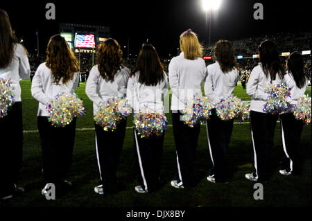 29 octobre 2010 - East Hartford, Connecticut, États-Unis d'Amérique - UConn cheerleaders se présenter à l'hymne national. UConn défait la Virginie de l'Ouest 16 - 13 en heures supplémentaires à Rentschler Field. (Crédit Image : © Geoff Bolte/ZUMApress.com) Southcreek/mondial Banque D'Images