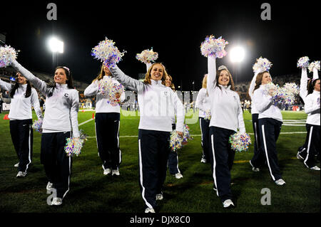 29 octobre 2010 - East Hartford, Connecticut, États-Unis d'Amérique - UConn cheerleaders en action de jeu. UConn défait la Virginie de l'Ouest 16 - 13 en heures supplémentaires à Rentschler Field. (Crédit Image : © Geoff Bolte/ZUMApress.com) Southcreek/mondial Banque D'Images