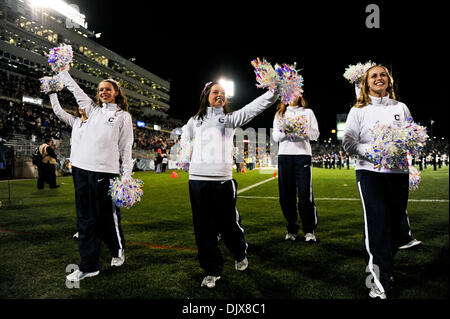 29 octobre 2010 - East Hartford, Connecticut, États-Unis d'Amérique - UConn cheerleaders en action de jeu. UConn défait la Virginie de l'Ouest 16 - 13 en heures supplémentaires à Rentschler Field. (Crédit Image : © Geoff Bolte/ZUMApress.com) Southcreek/mondial Banque D'Images