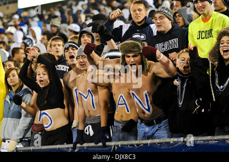 29 octobre 2010 - East Hartford, Connecticut, États-Unis d'Amérique - UConn fans soutenir leur équipe. UConn défait la Virginie de l'Ouest 16 - 13 en heures supplémentaires à Rentschler Field. (Crédit Image : © Geoff Bolte/ZUMApress.com) Southcreek/mondial Banque D'Images