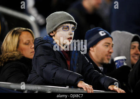 29 octobre 2010 - East Hartford, Connecticut, États-Unis d'Amérique - un jeune fan a son visage peint pour l'Halloween. UConn défait la Virginie de l'Ouest 16 - 13 en heures supplémentaires à Rentschler Field. (Crédit Image : © Geoff Bolte/ZUMApress.com) Southcreek/mondial Banque D'Images