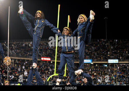 29 octobre 2010 - East Hartford, Connecticut, United States of America - West Virginia cheerleader en action. UConn défait la Virginie de l'Ouest 16 - 13 en heures supplémentaires à Rentschler Field. (Crédit Image : © Geoff Bolte/ZUMApress.com) Southcreek/mondial Banque D'Images