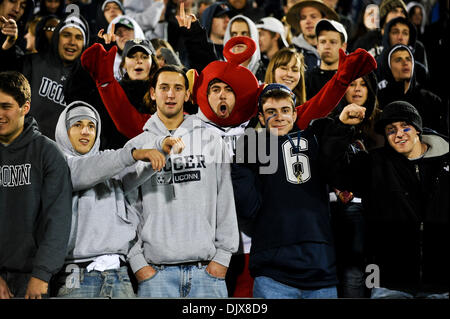 29 octobre 2010 - East Hartford, Connecticut, États-Unis d'Amérique - Certains UConn fans s'habiller pour le jeu. UConn défait la Virginie de l'Ouest 16 - 13 en heures supplémentaires à Rentschler Field. (Crédit Image : © Geoff Bolte/ZUMApress.com) Southcreek/mondial Banque D'Images