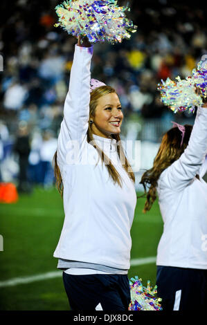 29 octobre 2010 - East Hartford, Connecticut, États-Unis d'Amérique - membre de l'équipe de danse UConn en action. UConn défait la Virginie de l'Ouest 16 - 13 en heures supplémentaires à Rentschler Field. (Crédit Image : © Geoff Bolte/ZUMApress.com) Southcreek/mondial Banque D'Images