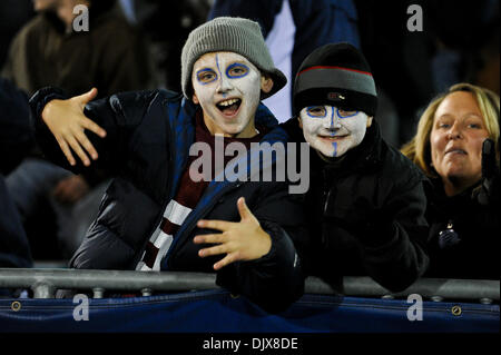 29 octobre 2010 - East Hartford, Connecticut, États-Unis d'Amérique - Deux jeunes fans posent une grève. UConn défait la Virginie de l'Ouest 16 - 13 en heures supplémentaires à Rentschler Field. (Crédit Image : © Geoff Bolte/ZUMApress.com) Southcreek/mondial Banque D'Images