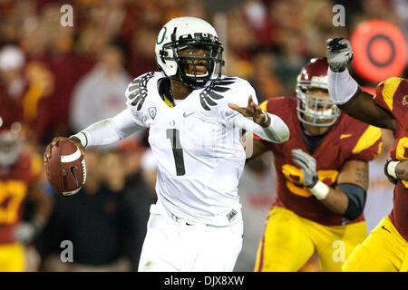 30 octobre 2010 - Los Angeles, Californie, États-Unis d'Amérique - Oregon Ducks quarterback Darron Thomas # 1 lancé pour 288 verges et quatre passes de touché, en route vers 53-32 déroute de la USC Trojans au Los Angeles Memorial Coliseum. (Crédit Image : © Tony Leon/ZUMApress.com) Southcreek/mondial Banque D'Images