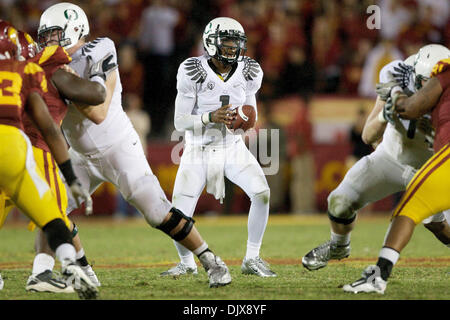 30 octobre 2010 - Los Angeles, Californie, États-Unis d'Amérique - Oregon Ducks quarterback Darron Thomas # 1 lancé pour 288 verges et quatre passes de touché, en route vers 53-32 déroute de la USC Trojans au Los Angeles Memorial Coliseum. (Crédit Image : © Tony Leon/ZUMApress.com) Southcreek/mondial Banque D'Images