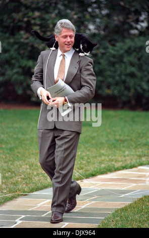 Le président américain Bill Clinton se promène avec son chat chaussettes sur son épaule sur la pelouse Sud de la Maison Blanche le 7 mars 1995 à Washington, DC. Banque D'Images