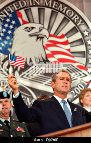 Le président américain George W. Bush nous tend un petit drapeau américain pendant le ministère de la défense publique du souvenir pour ceux qui ont perdu la vie au Pentagone le 11 septembre le 11 octobre 2001Dans le président américain George W. Bush nous tend un petit drapeau américain pendant le ministère de la défense publique du souvenir pour ceux qui ont perdu la vie au Pentagone le 11 septembre 2001 11 octobre 2001 à Arlington, VA. Banque D'Images