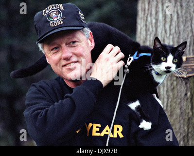 Le président américain Bill Clinton se promène avec son chat chaussettes sur son épaule sur la pelouse Sud de la Maison Blanche le 20 décembre 1993 à Washington, DC. Banque D'Images