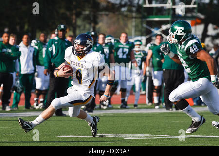 30 octobre 2010 - Ypsilanti, Ohio, États-Unis d'Amérique - Toledo (CSKA Moscou Austin Dantin (# 4) porte la balle comme l'Eastern Michigan linebacker Marcus anglais (# 42) mène au premier trimestre de l'action de jeu. Toledo a défait l'Eastern Michigan 42-7 au stade Rynearson à Ypsilanti, Michigan pour rester invaincus dans la Division ouest de MAC. (Crédit Image : © Scott Grau/Southcreek Banque D'Images