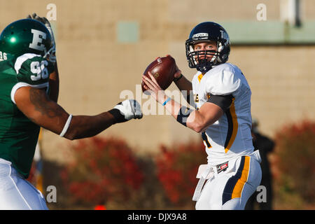30 octobre 2010 - Ypsilanti, Ohio, États-Unis d'Amérique - Toledo (CSKA Moscou Austin Dantin (# 4) recherche un récepteur ouvert vers le bas du champ de jeu au premier trimestre de l'action. Toledo a défait l'Eastern Michigan 42-7 au stade Rynearson à Ypsilanti, Michigan pour rester invaincus dans la Division ouest de MAC. (Crédit Image : © Scott Grau/ZUMApress.com) Southcreek/mondial Banque D'Images